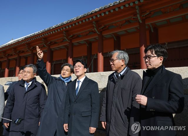 '고층건물 허용' 종묘 찾은 김민석 총리
