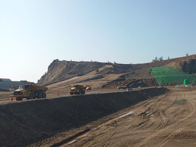 가두봉에서 깎아낸 흙을 나르는 험지용 덤프들