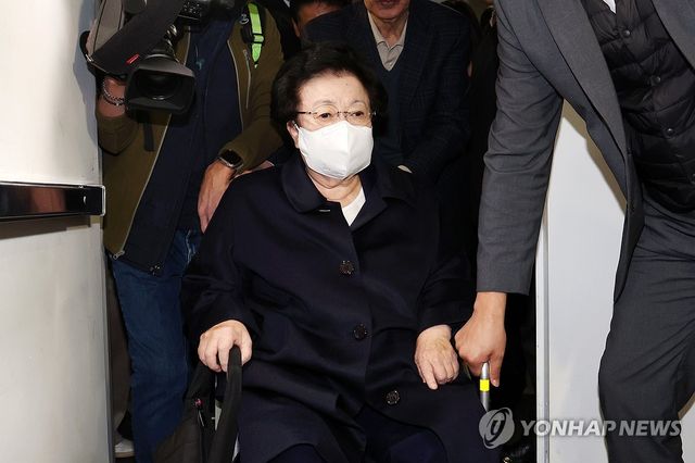 '금거북이 매관매직' 이배용 전 국교위원장 첫 특검 출석
