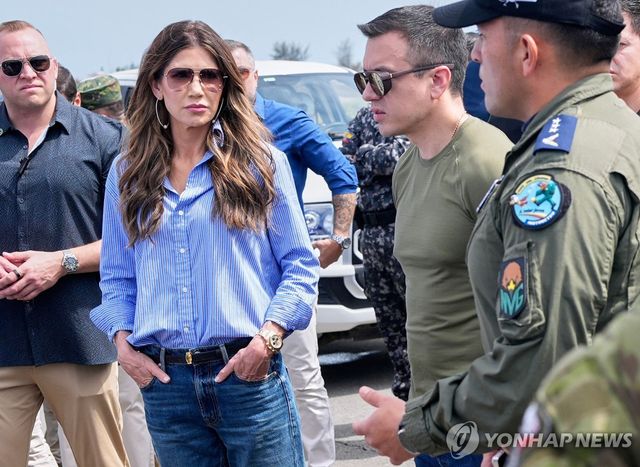 6일(현지시간) 에콰도르 내 미군 주둔 예상 지역 찾은 미 국토안보 장관(왼쪽)과 에콰도르 대통령