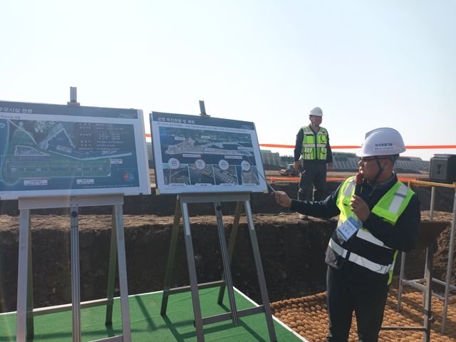 울릉공항 건설 현장에서 설명하는 김현기 울릉공항 건설사업관리단장