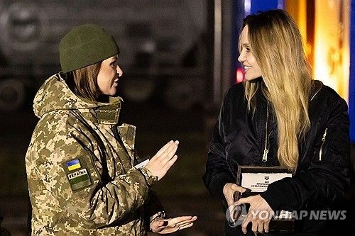 7일 우크라이나 떠나기 전 국경수비대와 이야기하는 졸리