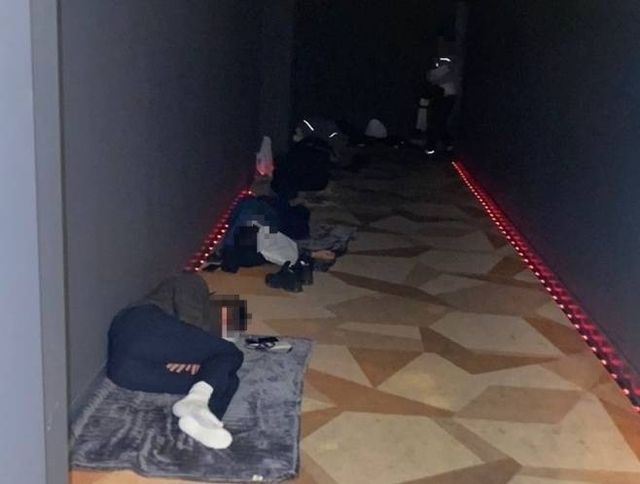 영화관 복도에서 잠을 청하는 경찰관들