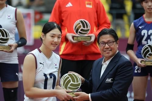 U-16 여자배구 아시아선수권 MVP로 뽑힌 손서연(왼쪽)