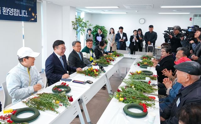 광주 트라우마치유센터 방문한 윤호중(왼쪽에서 두번째) 장관