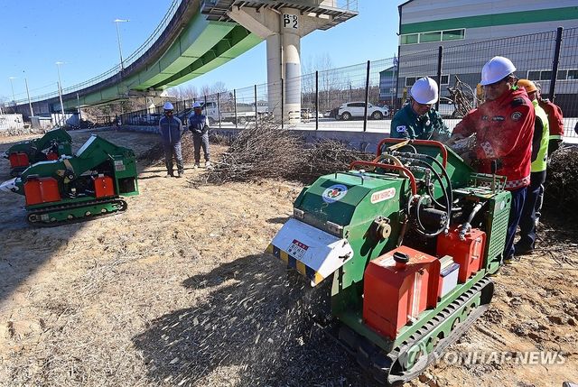 '산불 막아라' 영농부산물 파쇄 시연