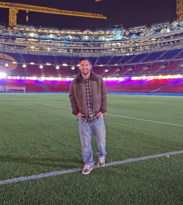 공사 중인 캄노우를 배경으로 셀카를 찍은 리오넬 메시