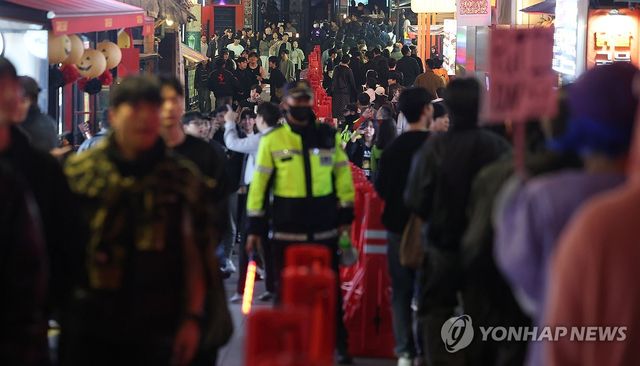 이태원 시민 보행로 확보하는 경찰