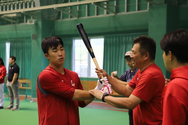 SSG 젊은 타자를 지도하는 야마사키 다케시 인스트럭터