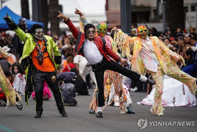 핼러윈 맞아 마이클 잭슨으로 변장한 멕시코 시민