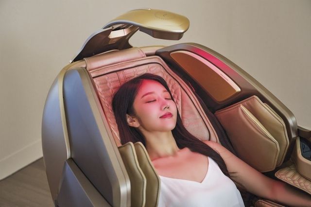 바디프랜드 '퀀텀 뷰티캡슐' 라이트 케어 모드를 사용하고 있는 모델