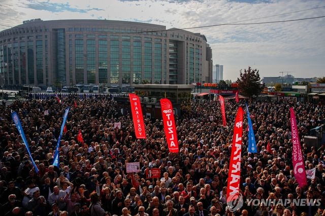 지난달 26일(현지시간) 이스탄불에서 열린 이마모을루 전 시장 지지 집회