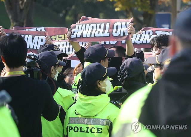 한미정상회담장 인근서 기습시위