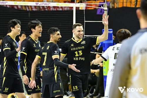 득점 후 기뻐하는 KB손해보험 선수들