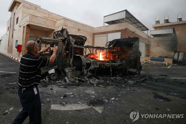 정착민 폭력에 불탄 자동차