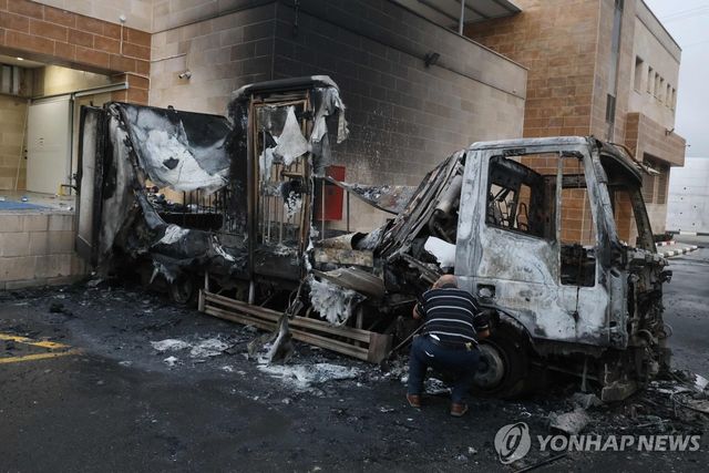 정착민 폭력에 불탄 자동차