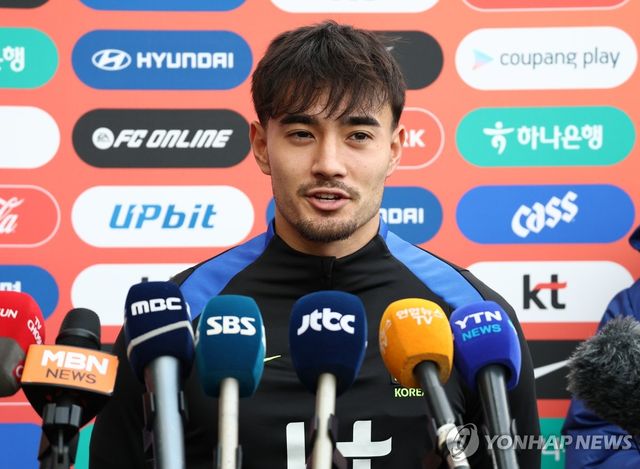 인터뷰하는 옌스 카스트로프