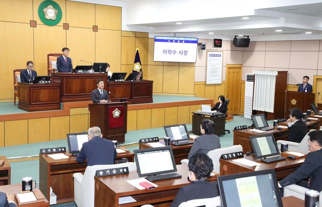 예산안 설명하는 이학수 정읍시장