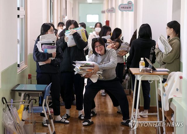 12년 공부의 무게…'책거리'하는 수험생 익살