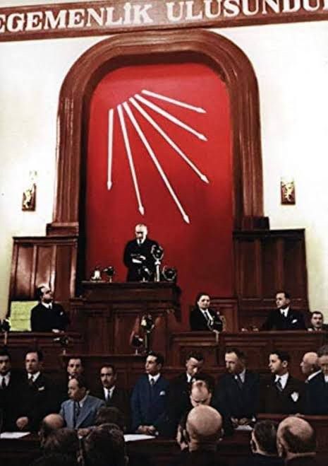 튀르키예의 '국부' 무스타파 케말 아타튀르크가 생전 연단에 서 있는 모습.