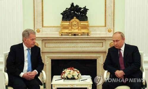 2021년 10월 회담을 위해 마주 앉은 사울리 니니스퇴 핀란드 대통령(왼쪽)과 블라디미르 푸틴 러시아 대통령. [크렘린궁 제공/EPA 연합뉴스 자료사진. 재판매 및 DB 금지]