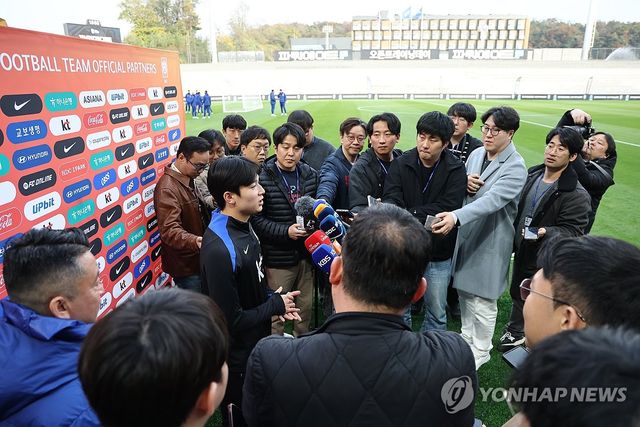 인터뷰하는 양민혁