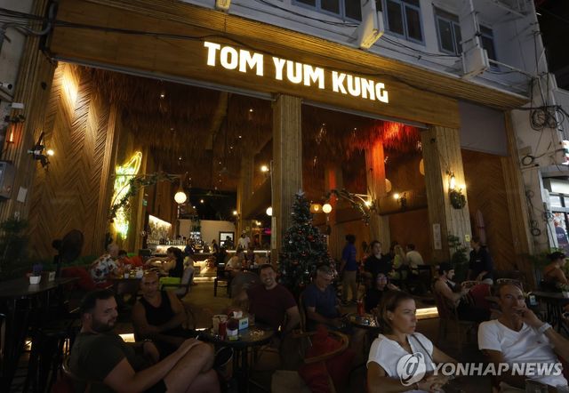 태국 방콕 식당의 외국인 관광객들