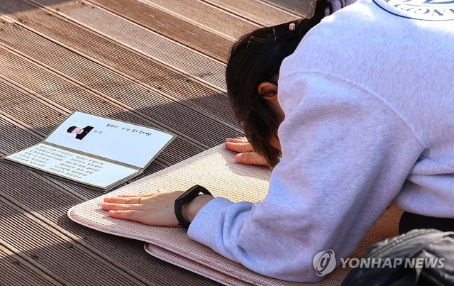 '수능 나흘 앞으로'…간절한 마음 담아 기도하는 학부모들