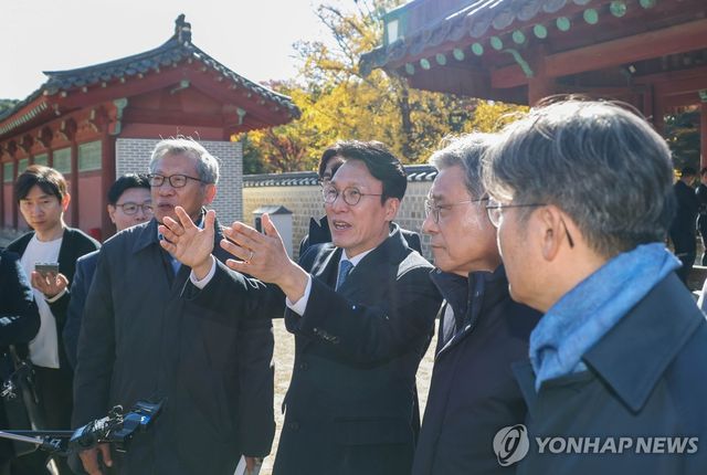 金총리 "종묘 앞 초고층 턱하고 숨 막혀…마구 결정할 일 아냐"