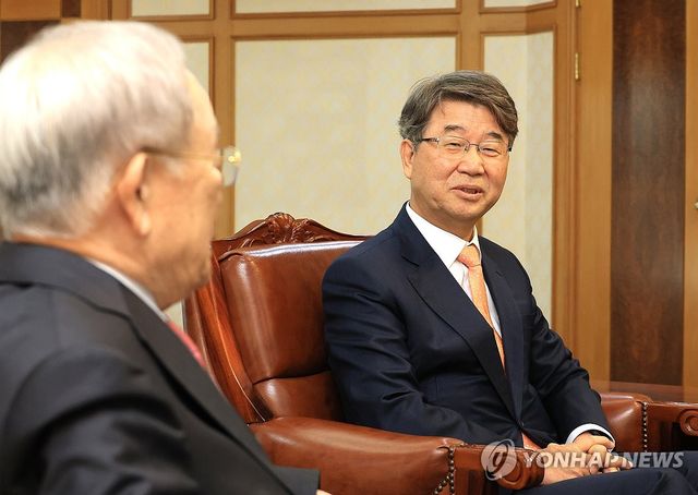 대화하는 손경식 회장과 김지형 위원장