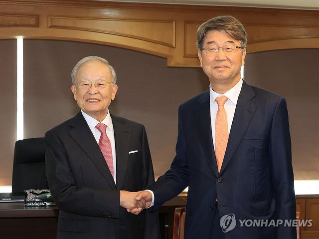 악수하는 손경식 회장과 김지형 위원장