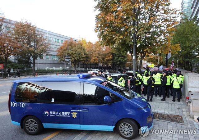 해병특검 들어서는 호송차