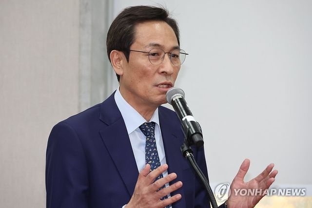 답변하는 우상호 정무수석