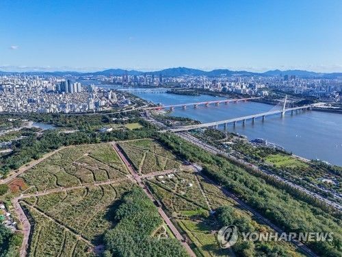 하늘공원과 한강 다리 [사진/백승렬 기자]