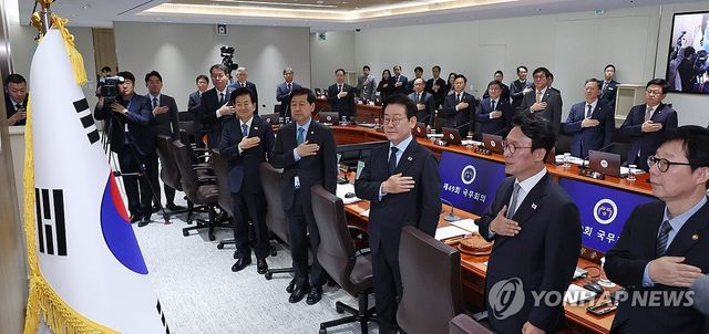 국기에 경례하는 이재명 대통령