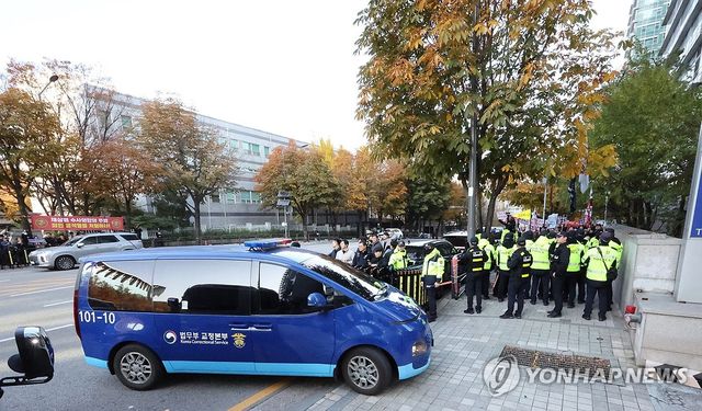 주차장으로 들어가는 호송차