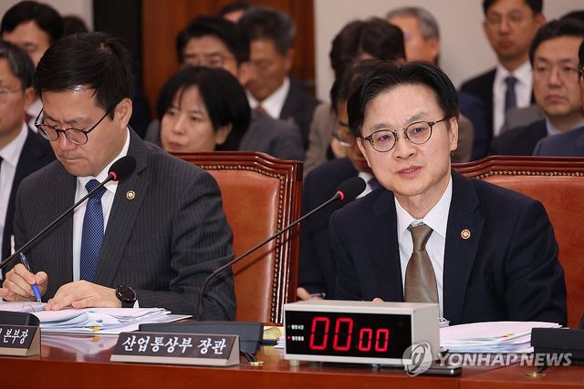 답변하는 김정관 산업통상부 장관