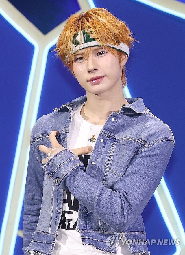 포즈 취하는 경민