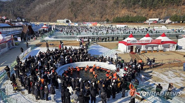 2025 화천산천어축제 맨손 잡기 체험 '북적'