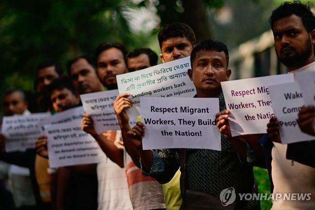 다카서 항의시위 벌이는 말레이 기업 소속 방글라데시 노동자들