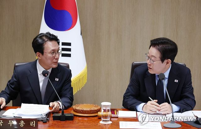 회의 공개 범위 논의하는 이재명 대통령과 김민석 총리