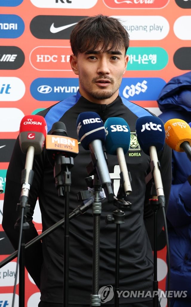 인터뷰하는 옌스 카스트로프