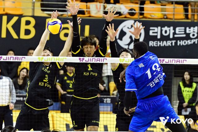 베논 앞에 선 3명의 블로커