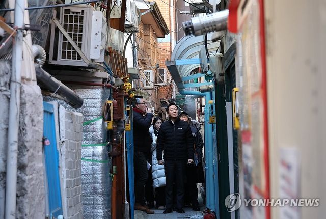 쪽방촌 현장 점검 나선 오세훈 서울시장