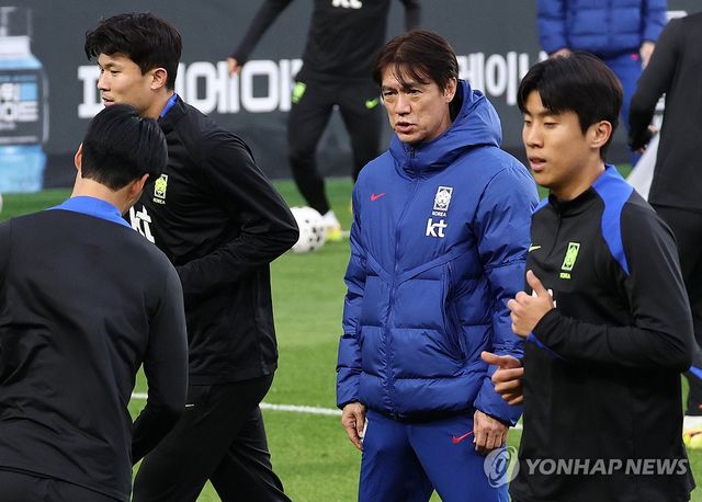 훈련 지켜보는 홍명보 감독