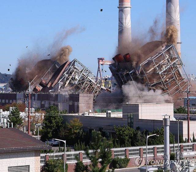 발파 연기로 가득한 울산화력 보일러타워