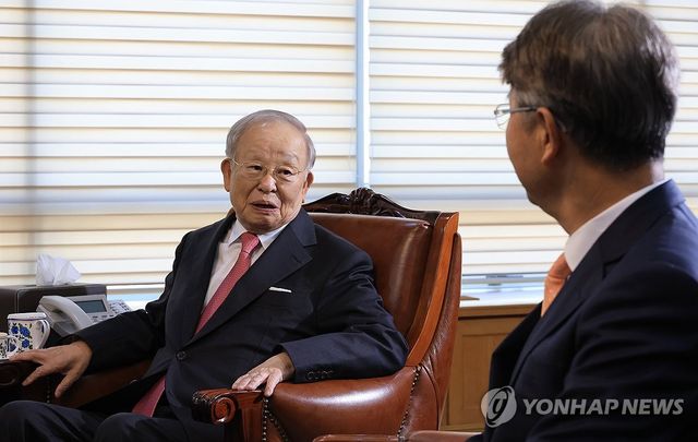 대화하는 손경식 회장과 김지형 위원장