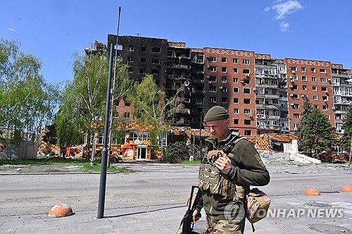 지난 4월 포크로우스크 시내를 걷고 있는 우크라이나군 