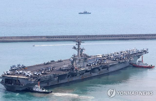 부산 떠나는 미 핵 항모