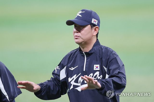 김용일 코치와 대화하는 류지현 감독